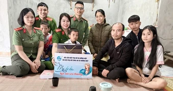 Con của người mẹ trẻ bị lũ cuốn tử vong được các nữ chiến sĩ công an nhận đỡ đầu