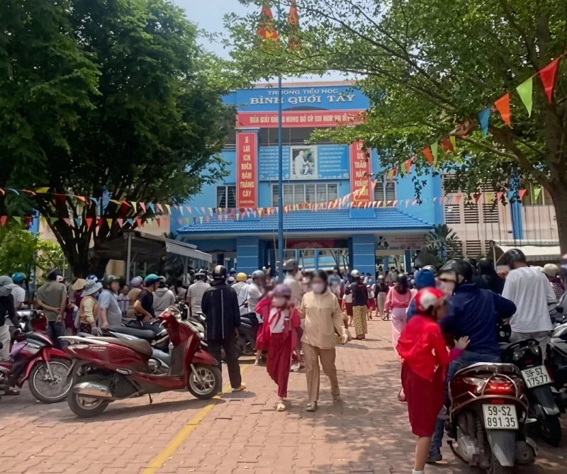 Còn nhiều nỗi lo trong bữa ăn bán trú của học sinh Còn nhiều nỗi lo trong bữa ăn bán trú của học sinh