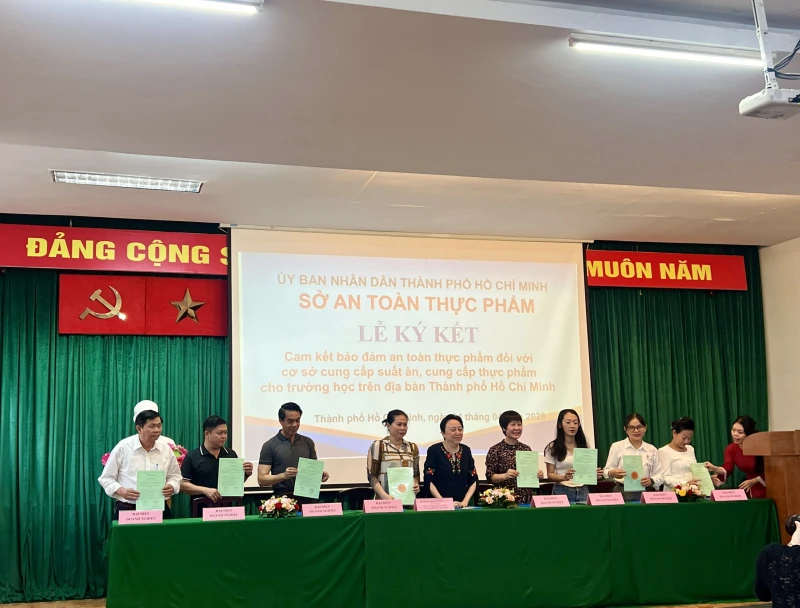 Còn nhiều nỗi lo trong bữa ăn bán trú của học sinh Còn nhiều nỗi lo trong bữa ăn bán trú của học sinh