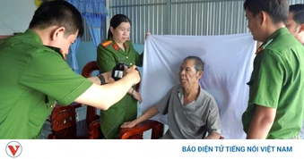 Công an Cà Mau đến tận nhà cấp căn cước cho người yếu thế