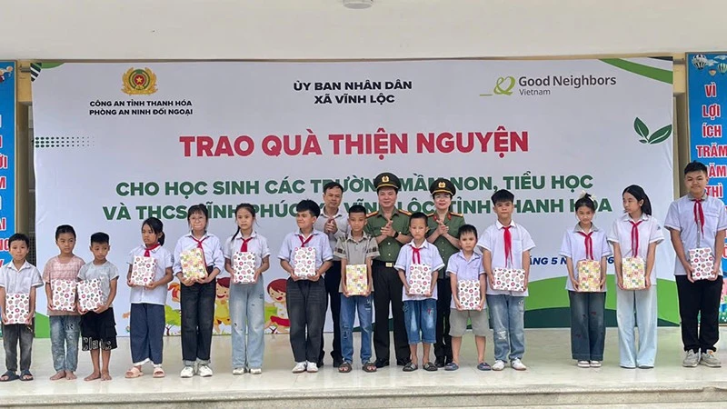 Công an chung tay cùng sự nghiệp giáo dục, chăm sóc trẻ em