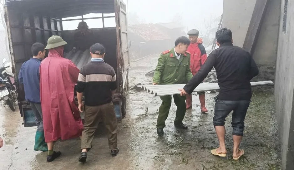 Công an cơ sở khẩn trương giúp dân khắc phục hậu quả mưa đá, giông lốc Công an cơ sở khẩn trương giúp dân khắc phục hậu quả mưa đá, giông lốc