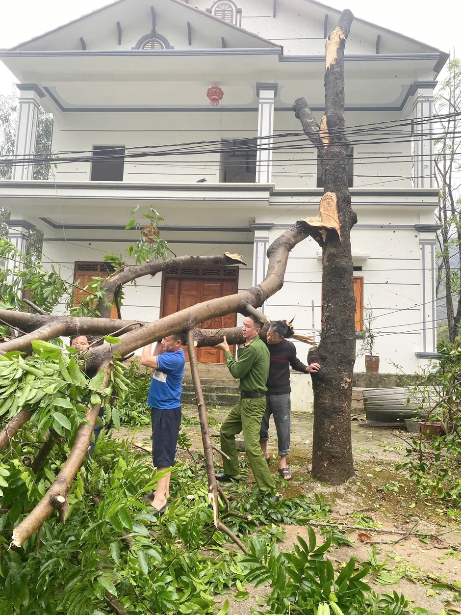 Công an cơ sở khẩn trương giúp dân khắc phục hậu quả mưa đá, giông lốc Công an cơ sở khẩn trương giúp dân khắc phục hậu quả mưa đá, giông lốc