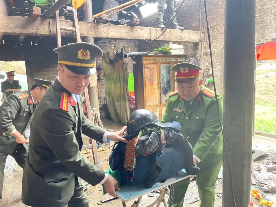 Công an cơ sở khẩn trương giúp dân khắc phục hậu quả mưa đá, giông lốc Công an cơ sở khẩn trương giúp dân khắc phục hậu quả mưa đá, giông lốc
