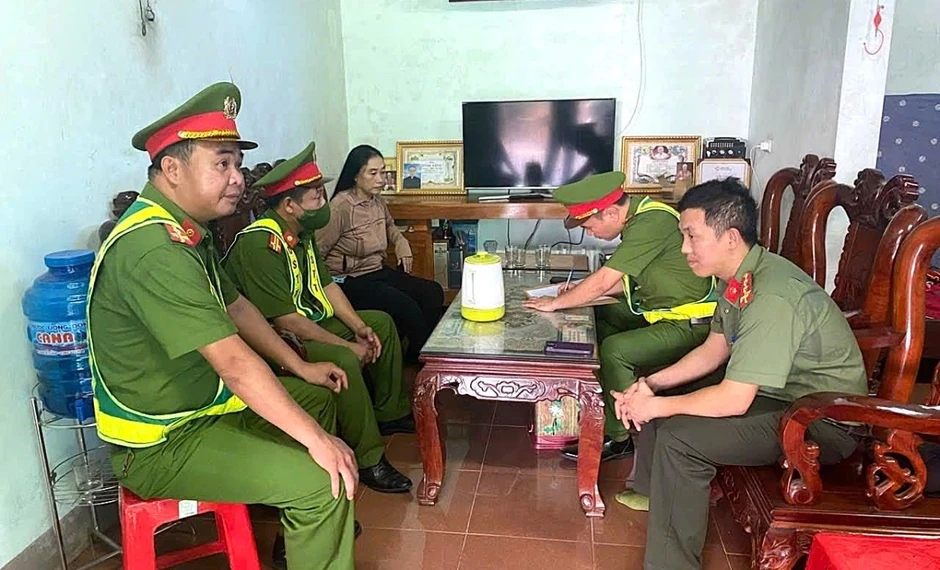 Công an đã làm việc với người phụ nữ dùng cào phơi lúa đâm vào cabin xe tải Công an đã làm việc với người phụ nữ dùng cào phơi lúa đâm vào cabin xe tải