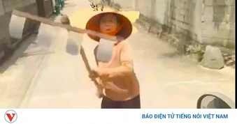 Công an đã làm việc với người phụ nữ dùng cào phơi lúa đâm vào cabin xe tải