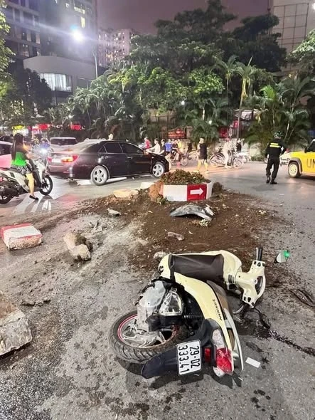 Công an đang xác minh nữ tài xế “cố thủ” sau va chạm liên hoàn ở khu đô thị Hà Nội Công an đang xác minh nữ tài xế “cố thủ” sau va chạm liên hoàn ở khu đô thị Hà Nội