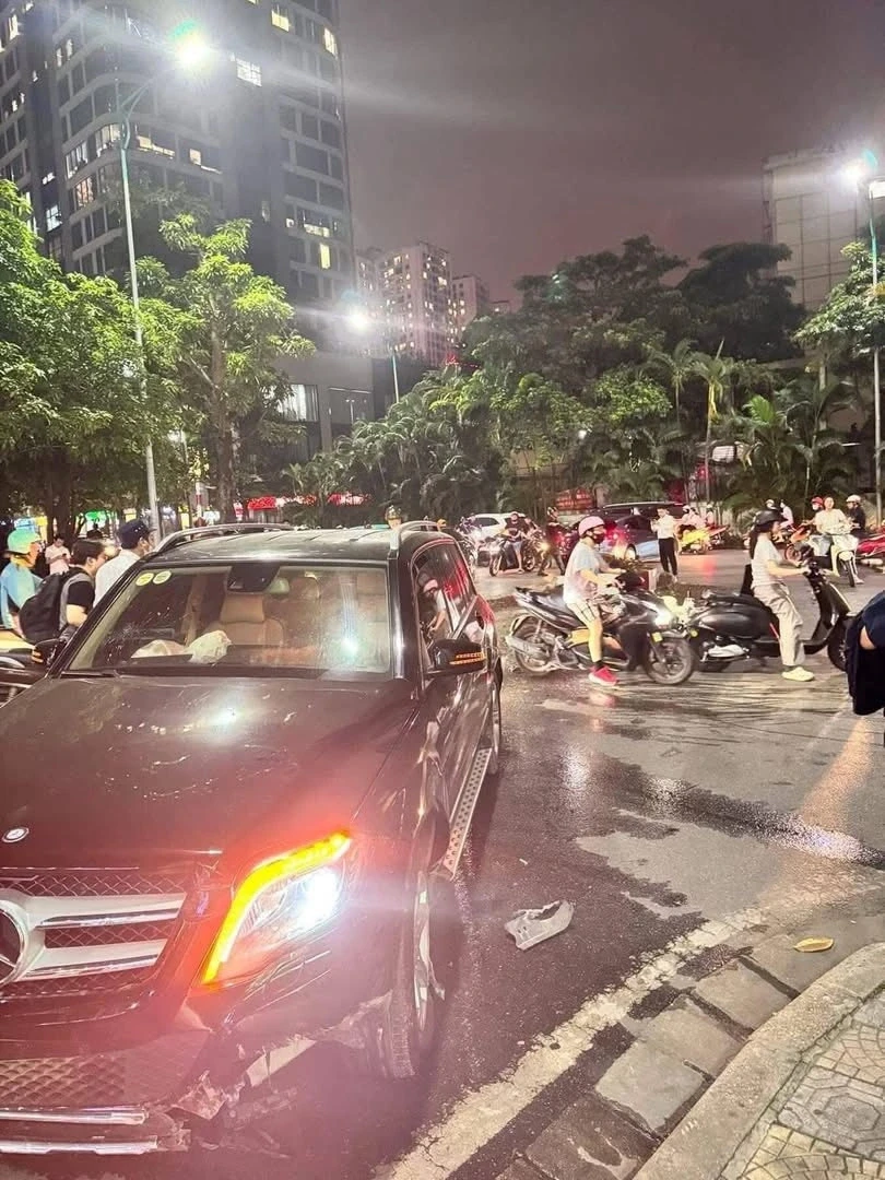Công an đang xác minh nữ tài xế “cố thủ” sau va chạm liên hoàn ở khu đô thị Hà Nội Công an đang xác minh nữ tài xế “cố thủ” sau va chạm liên hoàn ở khu đô thị Hà Nội