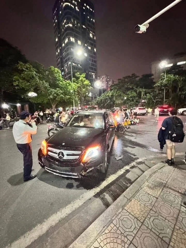 Công an đang xác minh nữ tài xế “cố thủ” sau va chạm liên hoàn ở khu đô thị Hà Nội Công an đang xác minh nữ tài xế “cố thủ” sau va chạm liên hoàn ở khu đô thị Hà Nội