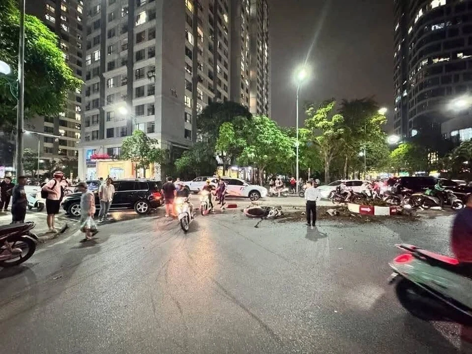 Công an đang xác minh nữ tài xế “cố thủ” sau va chạm liên hoàn ở khu đô thị Hà Nội Công an đang xác minh nữ tài xế “cố thủ” sau va chạm liên hoàn ở khu đô thị Hà Nội