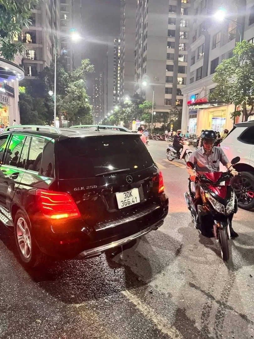 Công an đang xác minh nữ tài xế “cố thủ” sau va chạm liên hoàn ở khu đô thị Hà Nội Công an đang xác minh nữ tài xế “cố thủ” sau va chạm liên hoàn ở khu đô thị Hà Nội
