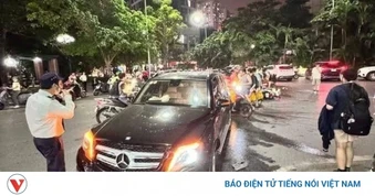 Công an đang xác minh nữ tài xế “cố thủ” sau va chạm liên hoàn ở khu đô thị Hà Nội
