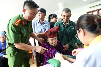 Công an Điện Biên thực hiện thu nhận mẫu sinh phẩm ADN thân nhân liệt sĩ