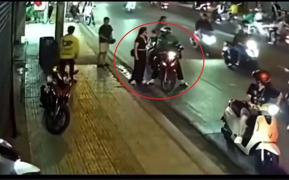 Công an điều tra vụ tài xế xe ôm chặn đường, đánh người giữa phố Công an điều tra vụ tài xế xe ôm chặn đường, đánh người giữa phố
