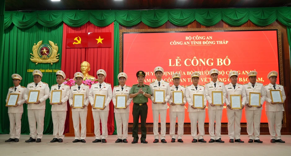 Công an Đồng Tháp nâng bậc hàm, lương cho hơn 1.200 cán bộ, chiến sĩ
