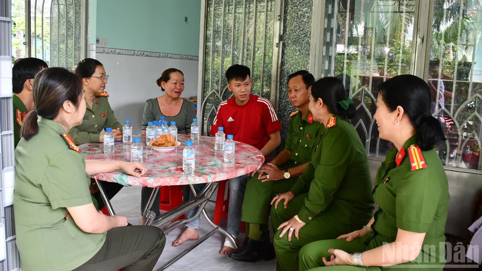 Công an Đồng Tháp thăm hỏi, động viên cán bộ, chiến sĩ bị thương khi làm nhiệm vụ Công an Đồng Tháp thăm hỏi, động viên cán bộ, chiến sĩ bị thương khi làm nhiệm vụ