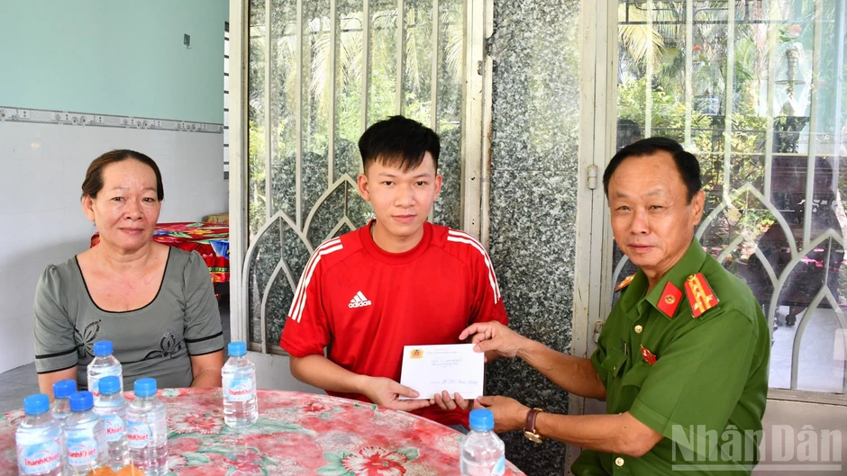Công an Đồng Tháp thăm hỏi, động viên cán bộ, chiến sĩ bị thương khi làm nhiệm vụ Công an Đồng Tháp thăm hỏi, động viên cán bộ, chiến sĩ bị thương khi làm nhiệm vụ