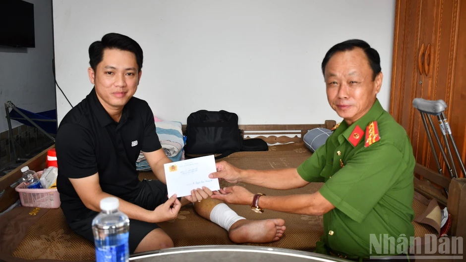 Công an Đồng Tháp thăm hỏi, động viên cán bộ, chiến sĩ bị thương khi làm nhiệm vụ Công an Đồng Tháp thăm hỏi, động viên cán bộ, chiến sĩ bị thương khi làm nhiệm vụ
