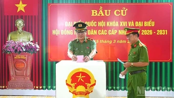 Công an Đồng Tháp thực hiện quyền công dân, bảo đảm an ninh, trật tự ngày bầu cử