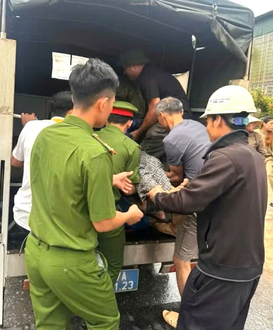 Công an dùng xe công vụ vượt đường đồi núi, đưa người phụ nữ bị nạn đi cấp cứu