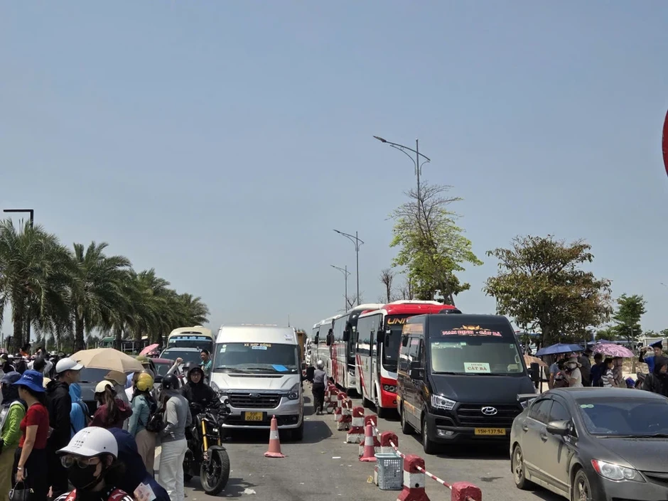 Công an dùng xe ưu tiên đưa bé 5 tuổi đi cấp cứu khi chờ phà ra Cát Bà Công an dùng xe ưu tiên đưa bé 5 tuổi đi cấp cứu khi chờ phà ra Cát Bà