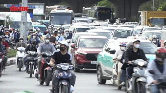 Công an Hà Nội chủ động phân luồng, đón người dân trở lại Thủ đô sau kỳ nghỉ lễ