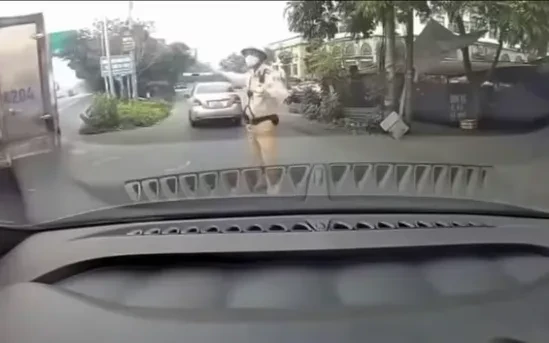 Công an Hà Nội làm rõ vụ người tự nhận là thầy dạy lái xe tranh cãi với CSGT Công an Hà Nội làm rõ vụ người tự nhận là thầy dạy lái xe tranh cãi với CSGT