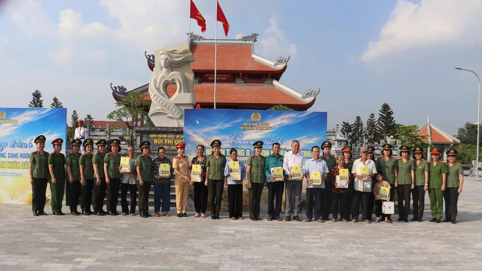 Công an Hà Nội nối tiếp mạch nguồn truyền thống Công an Hà Nội nối tiếp mạch nguồn truyền thống