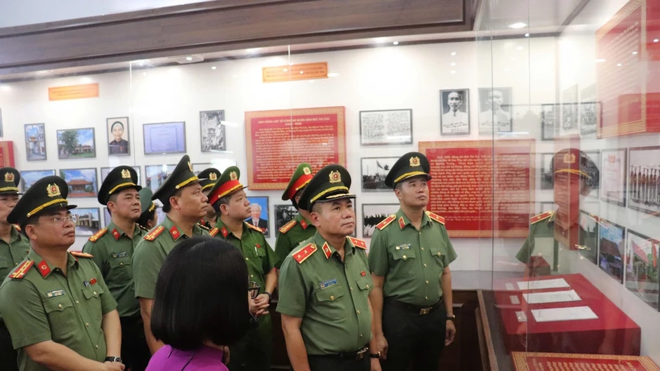 Công an Hà Nội nối tiếp mạch nguồn truyền thống Công an Hà Nội nối tiếp mạch nguồn truyền thống