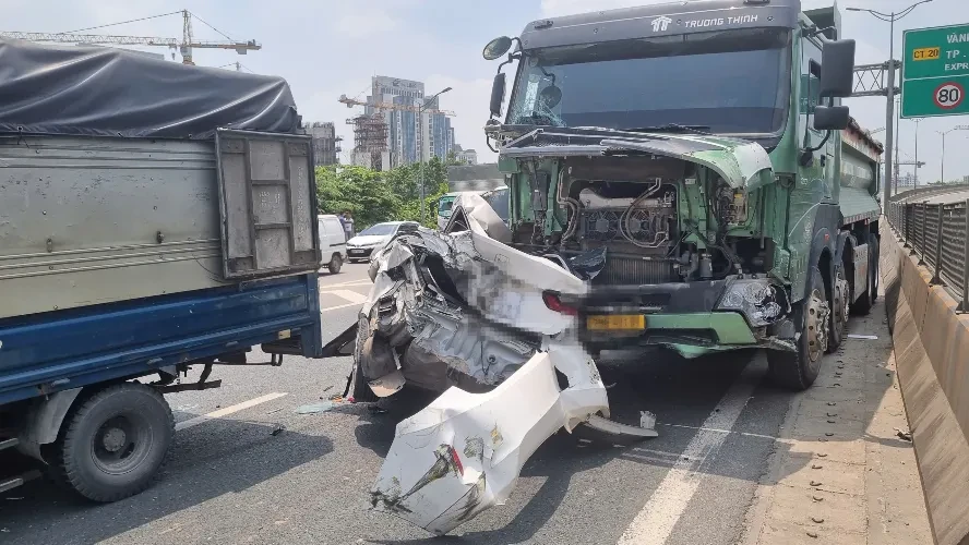 Công an Hà Nội thông tin vụ tai nạn liên hoàn trên Vành đai 3 trên cao Công an Hà Nội thông tin vụ tai nạn liên hoàn trên Vành đai 3 trên cao