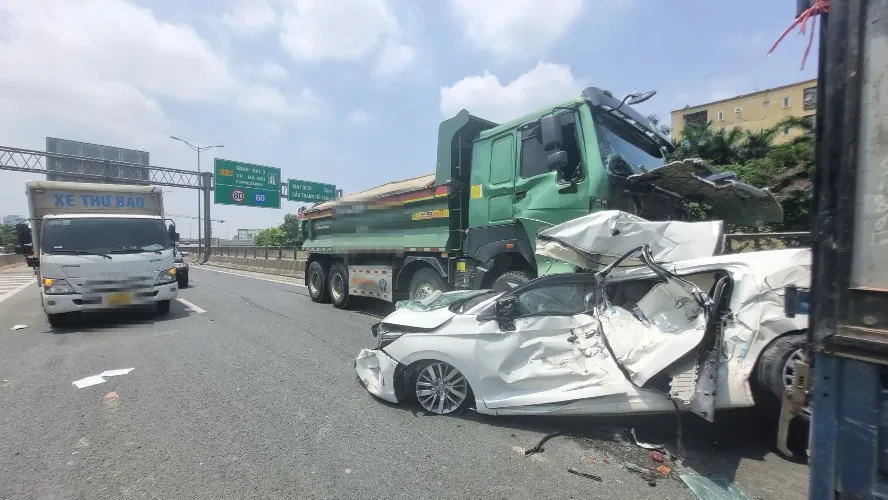 Công an Hà Nội thông tin vụ tai nạn liên hoàn trên Vành đai 3 trên cao Công an Hà Nội thông tin vụ tai nạn liên hoàn trên Vành đai 3 trên cao