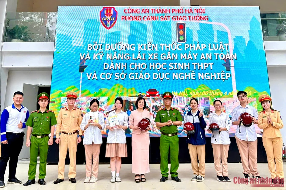 Công an Hà Nội tổ chức tiết học an toàn giao thông cho học sinh Thủ đô Công an Hà Nội tổ chức tiết học an toàn giao thông cho học sinh Thủ đô