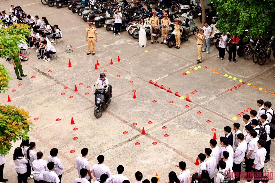 Công an Hà Nội tổ chức tiết học an toàn giao thông cho học sinh Thủ đô Công an Hà Nội tổ chức tiết học an toàn giao thông cho học sinh Thủ đô