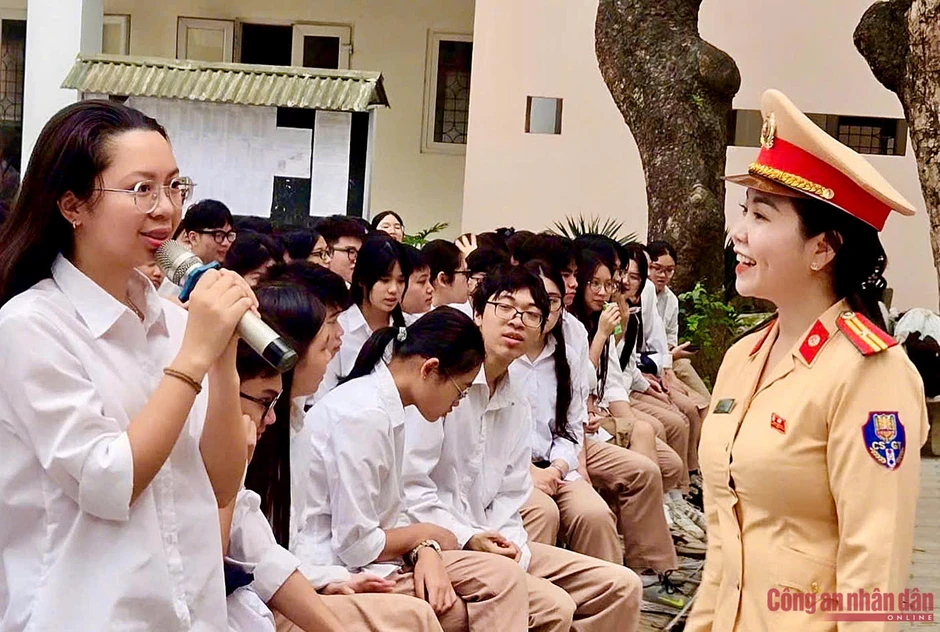 Công an Hà Nội tổ chức tiết học an toàn giao thông cho học sinh Thủ đô Công an Hà Nội tổ chức tiết học an toàn giao thông cho học sinh Thủ đô