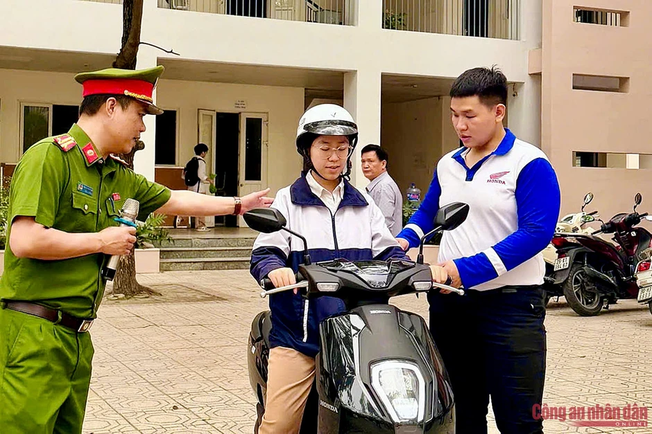 Công an Hà Nội tổ chức tiết học an toàn giao thông cho học sinh Thủ đô Công an Hà Nội tổ chức tiết học an toàn giao thông cho học sinh Thủ đô