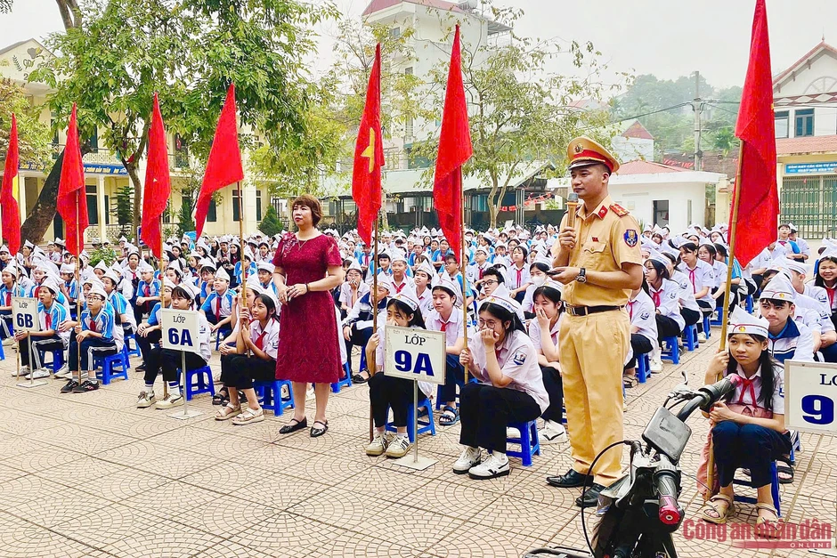 Công an Hà Nội tổ chức tiết học an toàn giao thông cho học sinh Thủ đô Công an Hà Nội tổ chức tiết học an toàn giao thông cho học sinh Thủ đô