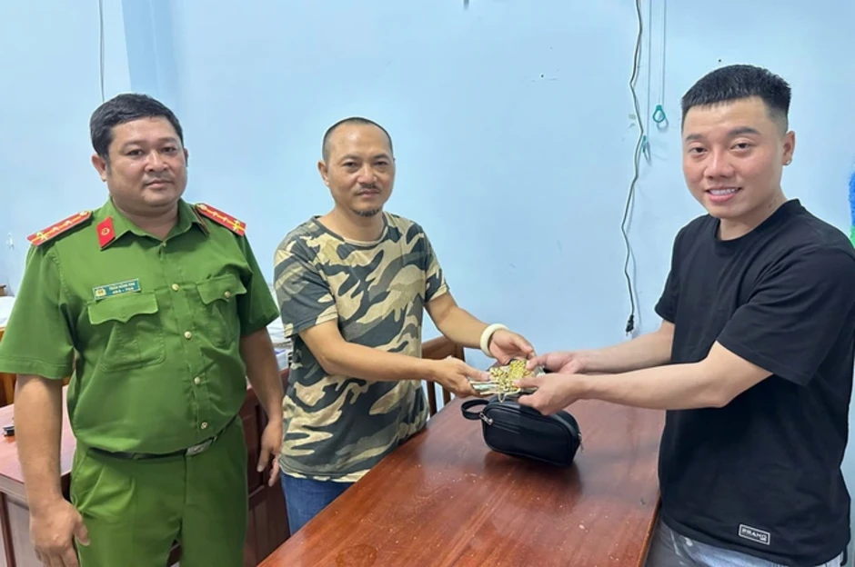 Công an hỗ trợ nam thanh niên tìm lại lắc, dây chuyền, nhẫn vàng đánh rơi Công an hỗ trợ nam thanh niên tìm lại lắc, dây chuyền, nhẫn vàng đánh rơi