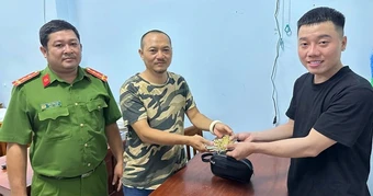 Công an hỗ trợ nam thanh niên tìm lại lắc, dây chuyền, nhẫn vàng đánh rơi