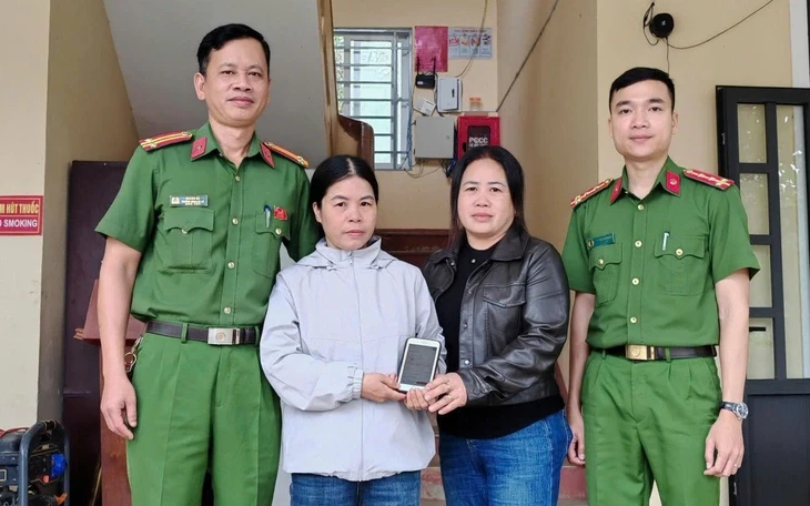 Công an hỗ trợ người dân ở Cần Thơ nhận lại gần 1 tỉ đồng chuyển khoản nhầm Công an hỗ trợ người dân ở Cần Thơ nhận lại gần 1 tỉ đồng chuyển khoản nhầm