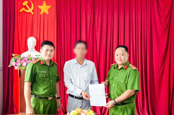 Công an hỗ trợ người dân ở Cần Thơ nhận lại gần 1 tỉ đồng chuyển khoản nhầm Công an hỗ trợ người dân ở Cần Thơ nhận lại gần 1 tỉ đồng chuyển khoản nhầm