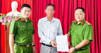 Công an hỗ trợ người dân ở Cần Thơ nhận lại gần 1 tỉ đồng chuyển khoản nhầm