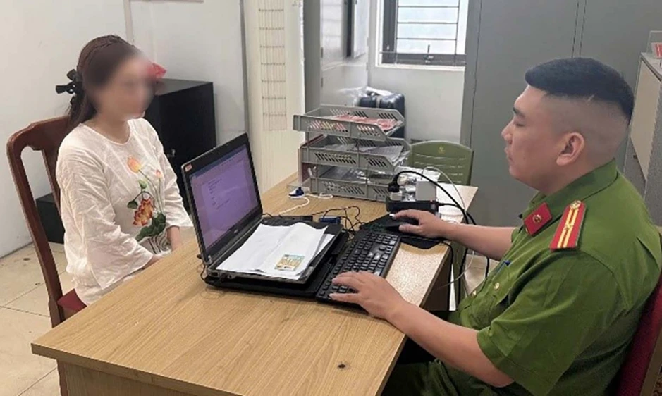 Công an khẳng định đã lập hồ sơ và sẽ xử lý người phụ nữ đánh chửi nam tài xế Công an khẳng định đã lập hồ sơ và sẽ xử lý người phụ nữ đánh chửi nam tài xế