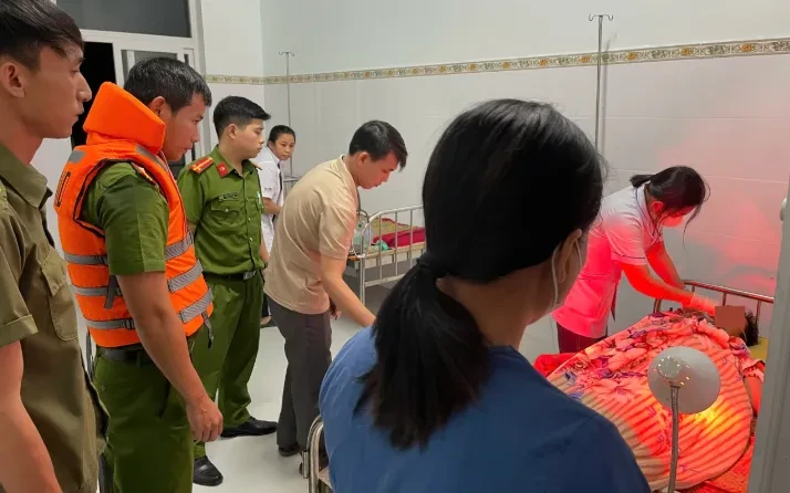 Công an kịp thời cứu người đàn ông gặp nạn dưới sông Công an kịp thời cứu người đàn ông gặp nạn dưới sông