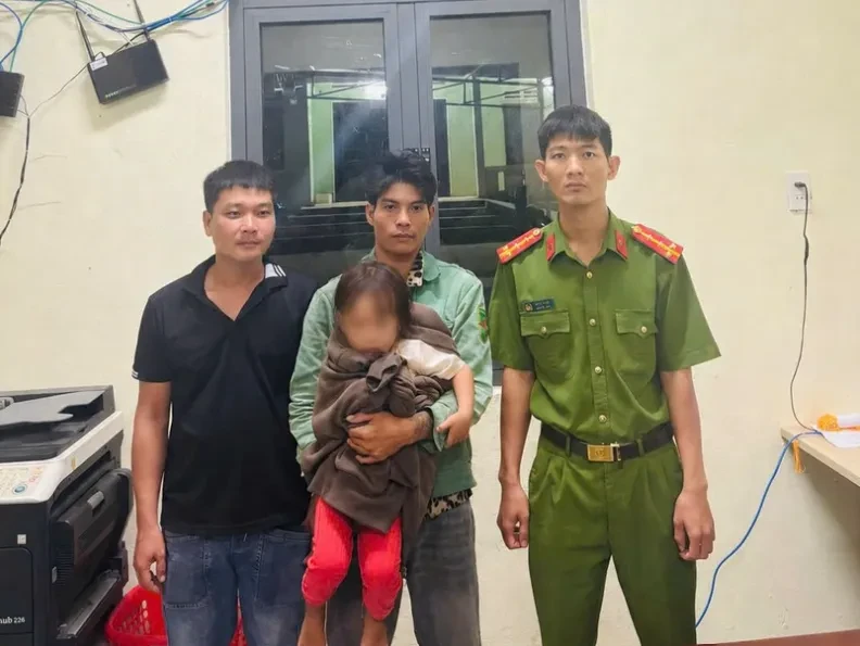 Công an kịp thời giúp người đàn ông về quê, tìm người thân cho bé gái đi lạc Công an kịp thời giúp người đàn ông về quê, tìm người thân cho bé gái đi lạc