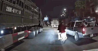 Công an làm việc, dựng lại hiện trường vụ xe bán tải "tạt đầu" chèn ngã người đi xe máy chở trẻ em