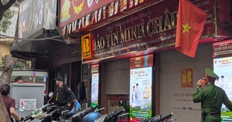 Công an làm việc tại các cửa hàng vàng Bảo Tín Minh Châu ở Hà Nội