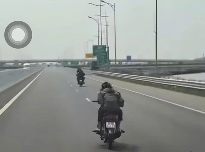 Công an làm việc với 6 thiếu niên đi xe máy nô đùa trên cao tốc Công an làm việc với 6 thiếu niên đi xe máy nô đùa trên cao tốc
