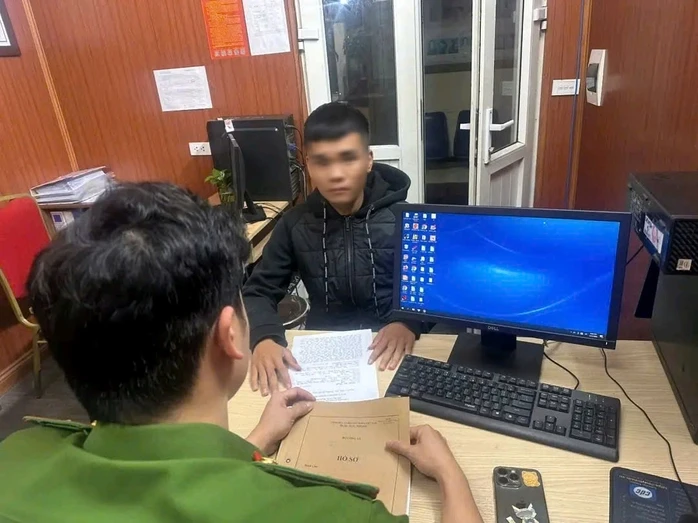 Công an làm việc với nam thanh niên tạt đầu xe, tát liên tiếp người phụ nữ Công an làm việc với nam thanh niên tạt đầu xe, tát liên tiếp người phụ nữ