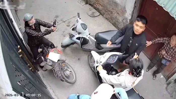 Công an làm việc với nam thanh niên tạt đầu xe, tát liên tiếp người phụ nữ Công an làm việc với nam thanh niên tạt đầu xe, tát liên tiếp người phụ nữ