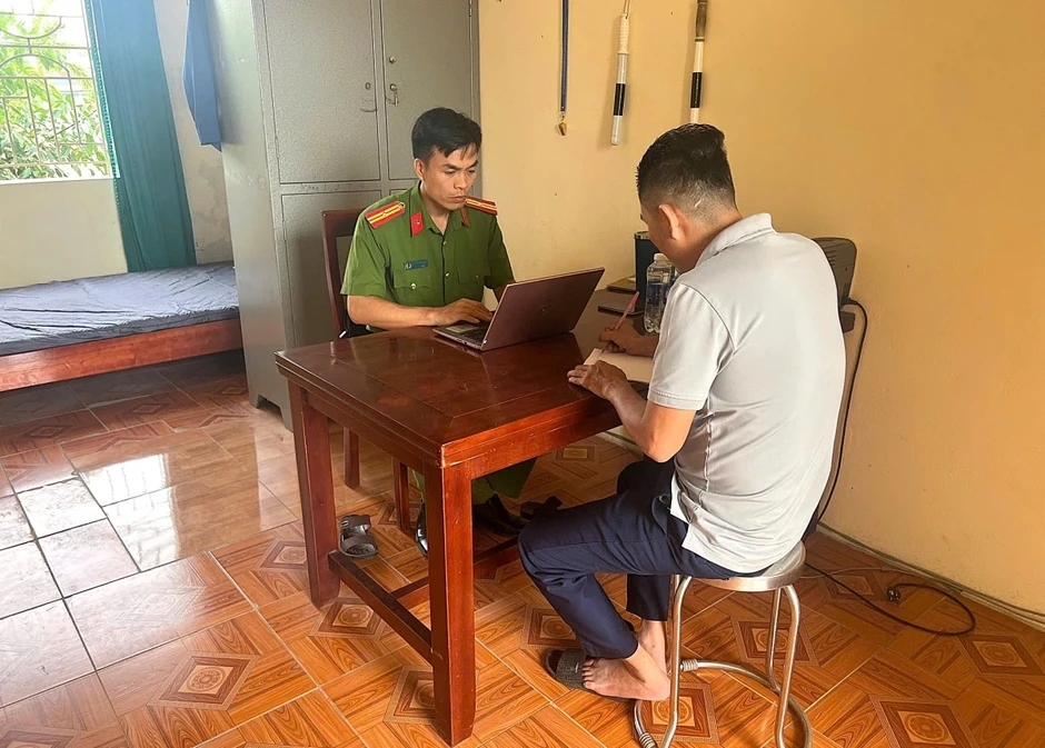 Công an làm việc với người đi xe máy đầu trần, chở chó được đội mũ kiểu bảo hiểm Công an làm việc với người đi xe máy đầu trần, chở chó được đội mũ kiểu bảo hiểm